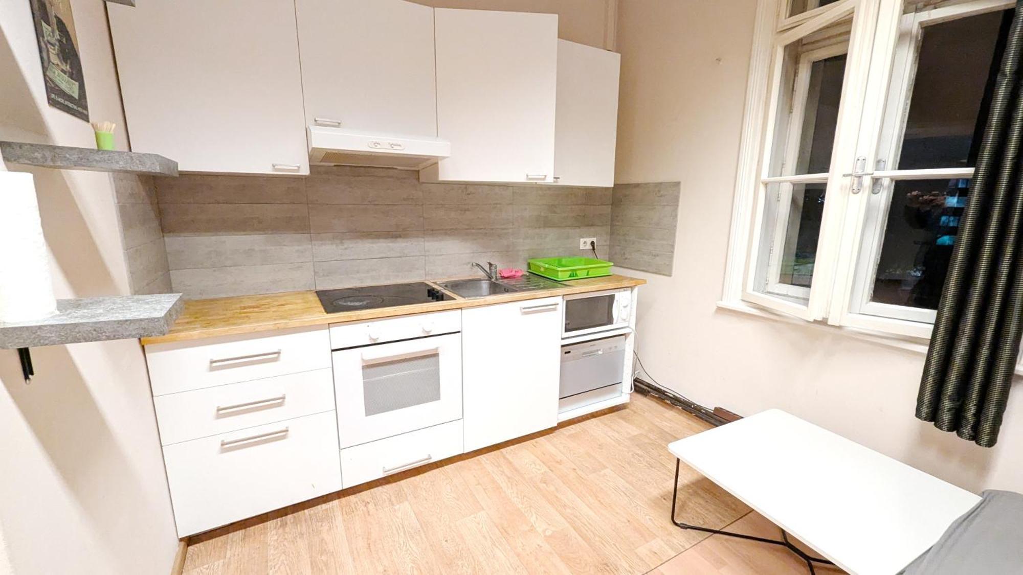 Apartment Spacious For Group - 15 Min From Airport & Center, 5 Min From Main-bus Station Wien